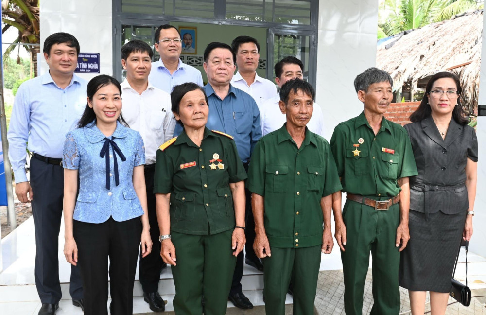 Lãnh đạo Trung ương và tỉnh tham gia lễ trao nhà tình nghĩa cho cựu chiến binh thuộc huyện Tân Châu cũ, trong đó có bà Dương Thị Thu Sương (hàng đầu, thứ 2 từ trái sang)