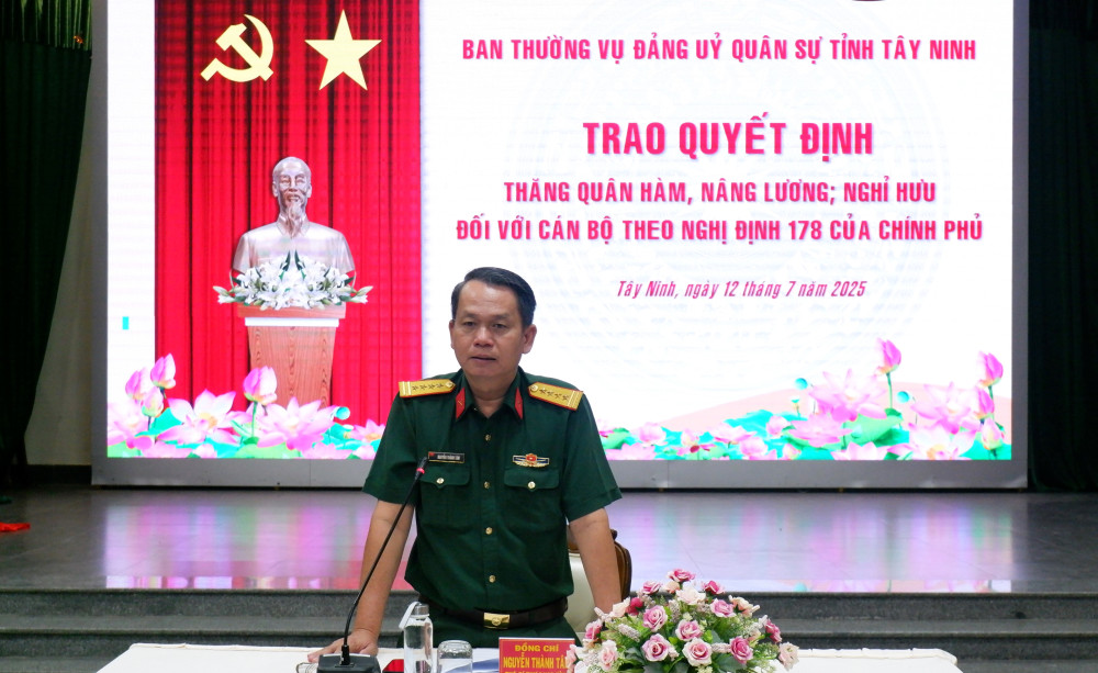 Đại tá Nguyễn Thành Tâm - Phó Bí Đảng ủy, Chỉ huy Trưởng Bộ Chỉ huy Quân sự tỉnh phát biểu tại hội nghị