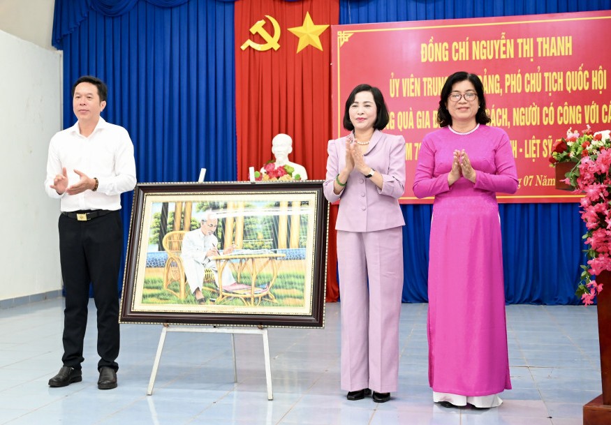 Đoàn công tác của Quốc hội trao tặng tranh Bác Hồ cho UBND xã Tân Đông