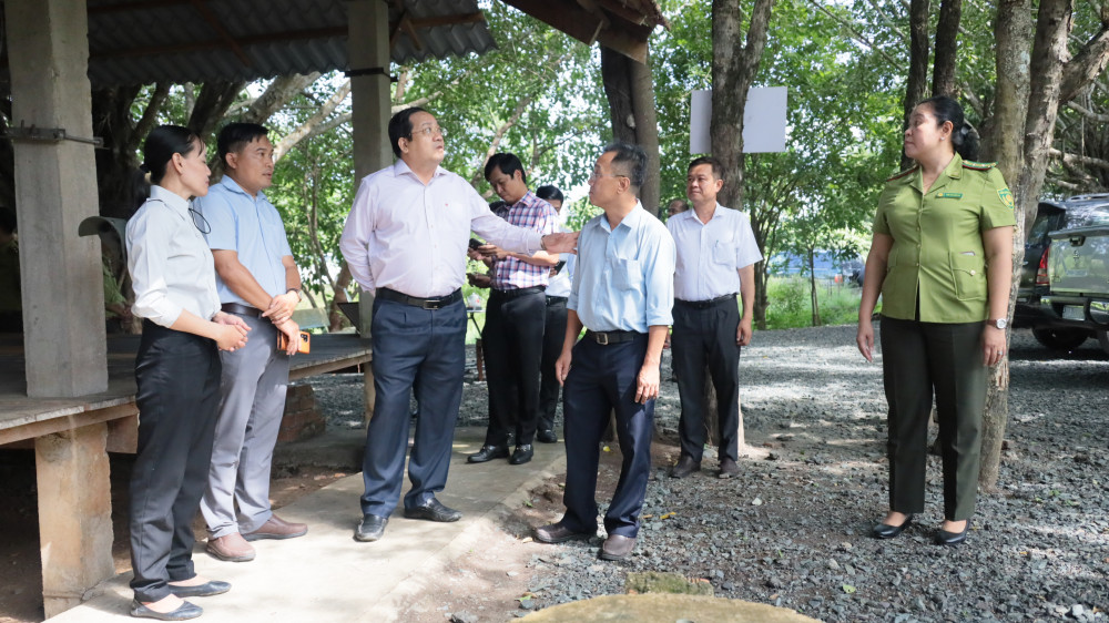 Phó Chủ tịch UBND tỉnh Nguyễn Minh Lâm (thứ 3 từ trái sang) nghe lãnh đạo Ban Quản lý Vườn Quốc gia Lò Gò – Xa Mát báo cáo công tác bảo vệ rừng