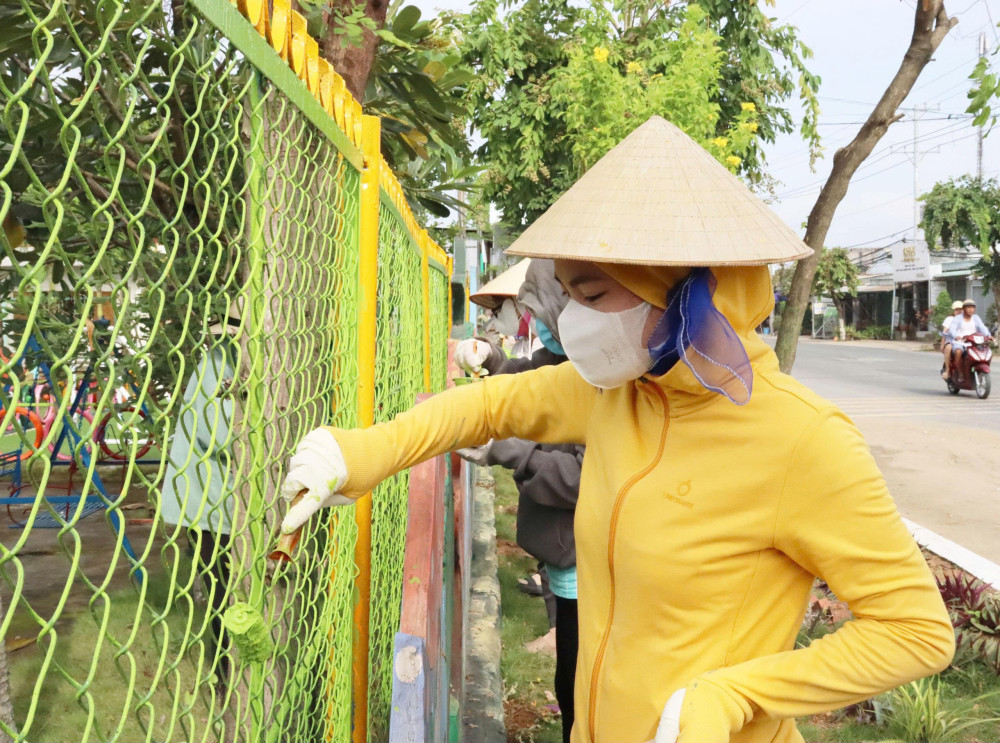 Giáo viên sơn tường rào trường học