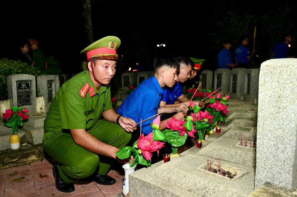 Đoàn viên, thanh niên thắp nến tri ân các anh hùng, liệt sĩ