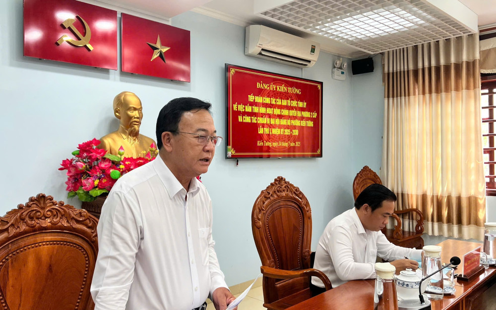 Phó Trưởng ban Tổ chức Tỉnh ủy Lê Quốc Gấm làm việc với Đảng ủy phường Kiến Tường