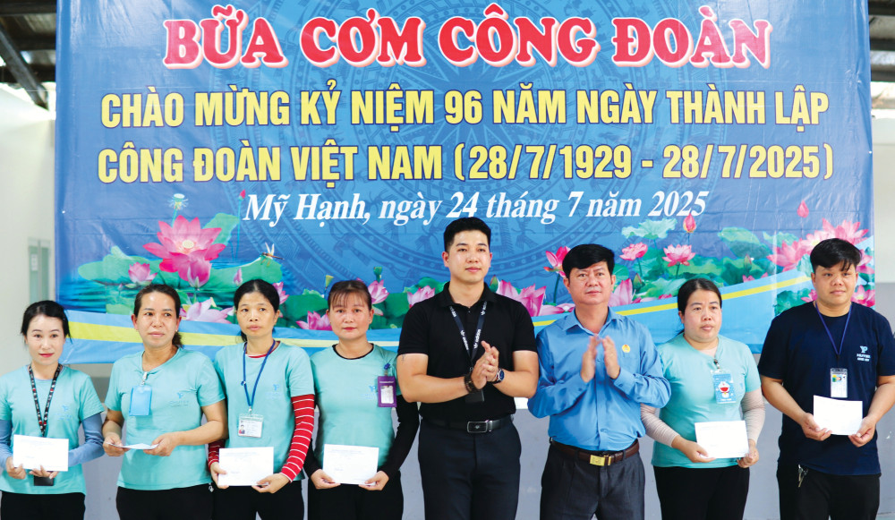 Chủ tịch Liên đoàn Lao động tỉnh Trần Lê Duy (thứ 3, từ phải qua) trao tặng quà cho công nhân, lao động có hoàn cảnh khó khăn tại Công ty TNHH Chutex International Long An (xã Mỹ Hạnh)