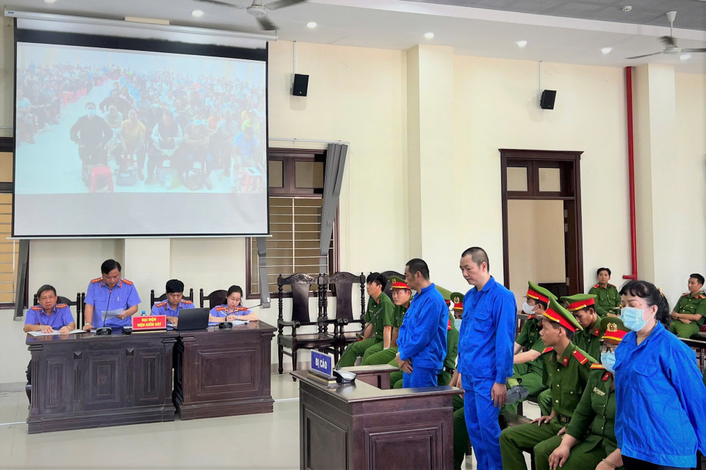 Đại diện Viện Kiểm sát phát biểu quan điểm luận tội và đề nghị mức án đối với các bị cáo