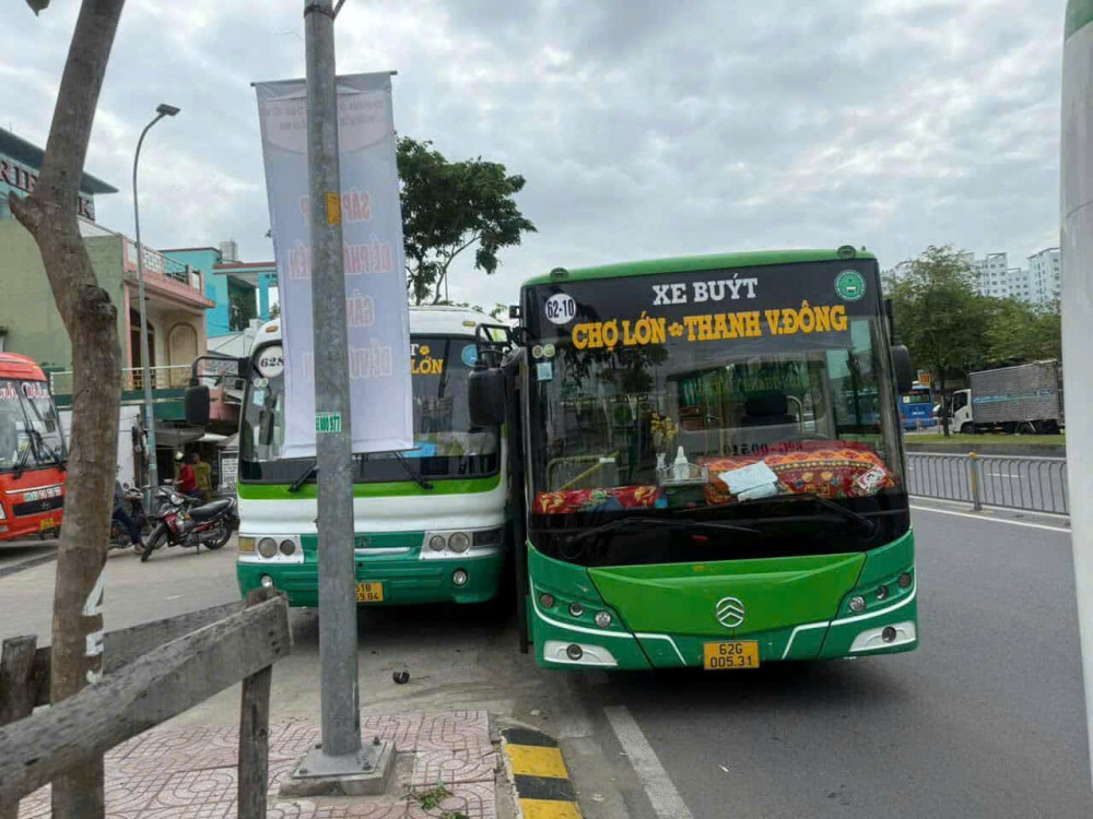 Hiện trường 2 xe buýt