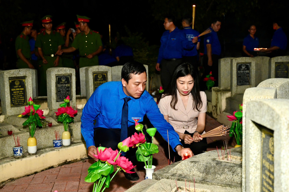 Đại biểu dâng hương, dâng nến trước bia mộ liệt sĩ tại Nghĩa trang liệt sĩ Đồi 82 - Tây Ninh