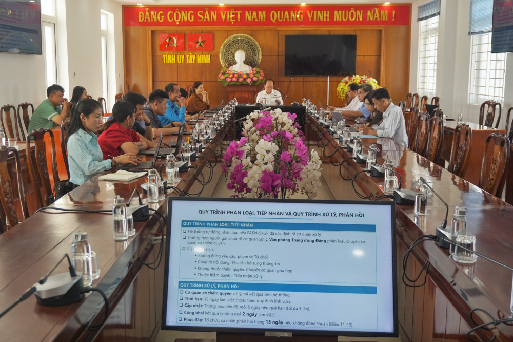 Các đại biểu được phổ biến về quy chế sử dụng Hệ thống PAKN-SKGP
