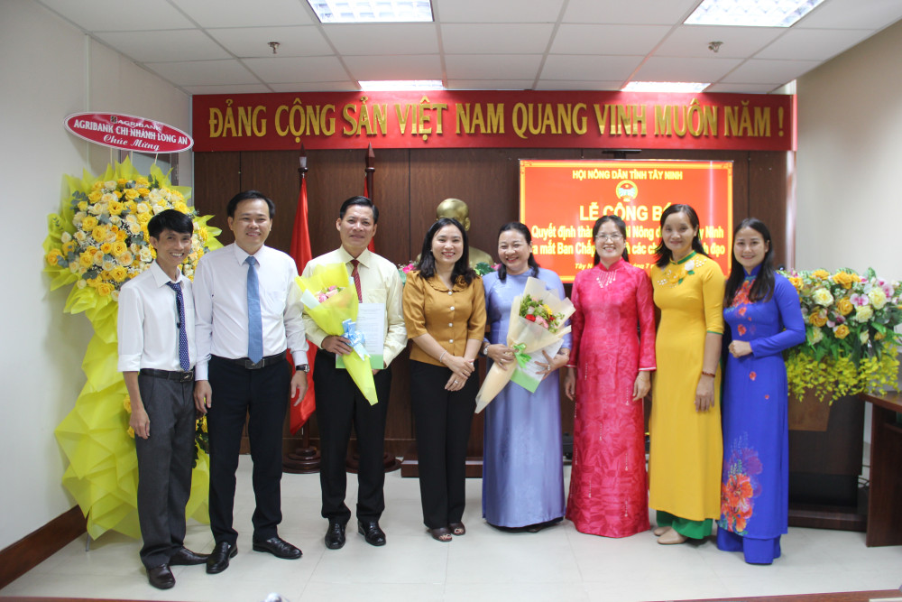 Phó Chủ tịch UBMTTQ Việt Nam tỉnh Tây Ninh - Lê Thị Cẩm Tú trao quyết định cho Ban Thường vụ Hội Nông dân tỉnh Tây Ninh, nhiệm kỳ 2023-2028