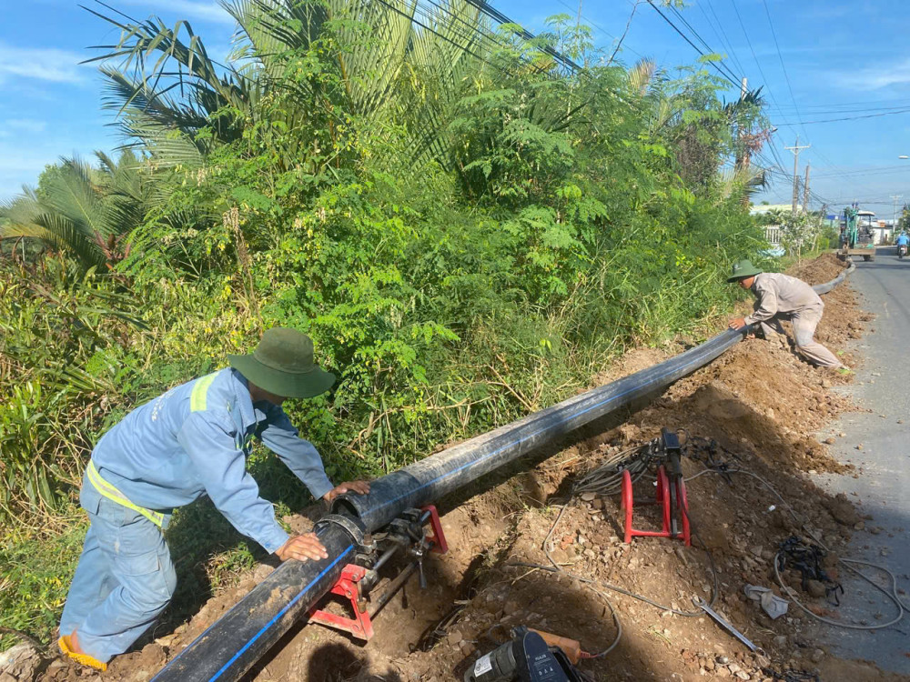 Thi công đường ống, đưa nước sạch về các xã vùng sâu