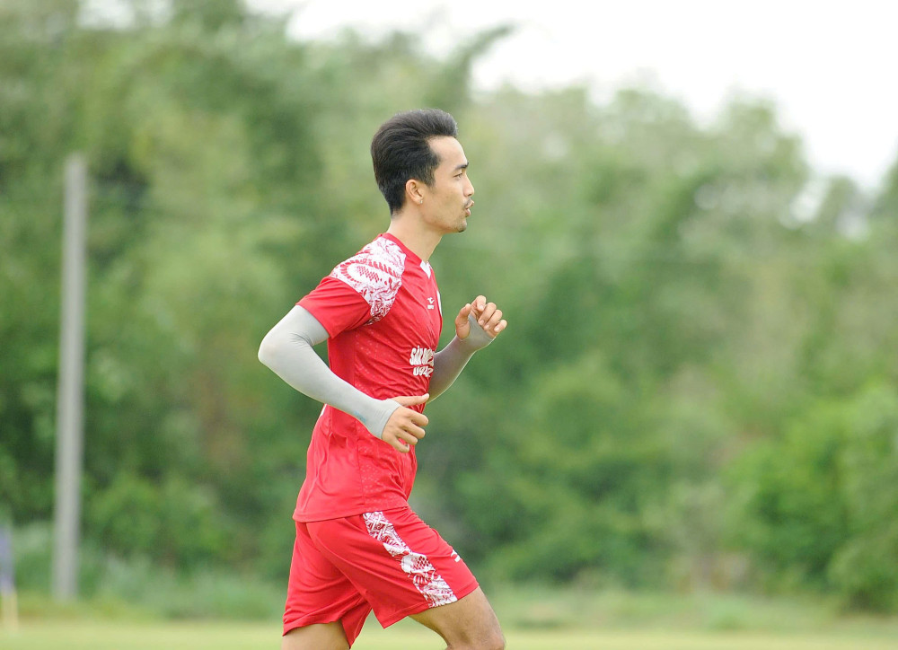 Tiền đạo Nguyễn Quốc Trung (Quốc Đoàn FC ) lập cú đúp