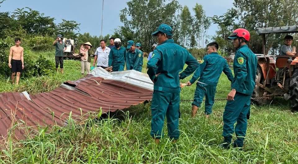 Một mái tôn nhà dân bị gió cuốn bay