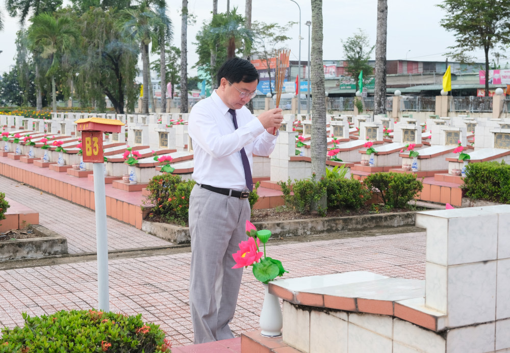 Bí thư Tỉnh ủy Nguyễn Văn Quyết thắp hương trên các phần mộ liệt sĩ