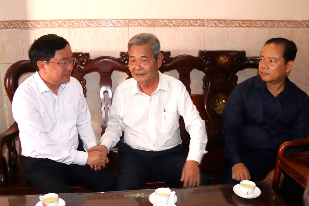 Bí thư Tỉnh ủy Tây Ninh Nguyễn Văn Quyết (bìa trái) thăm hỏi sức khỏe nguyên Bí thư Tỉnh ủy Long An (cũ) Phạm Thanh Phong
