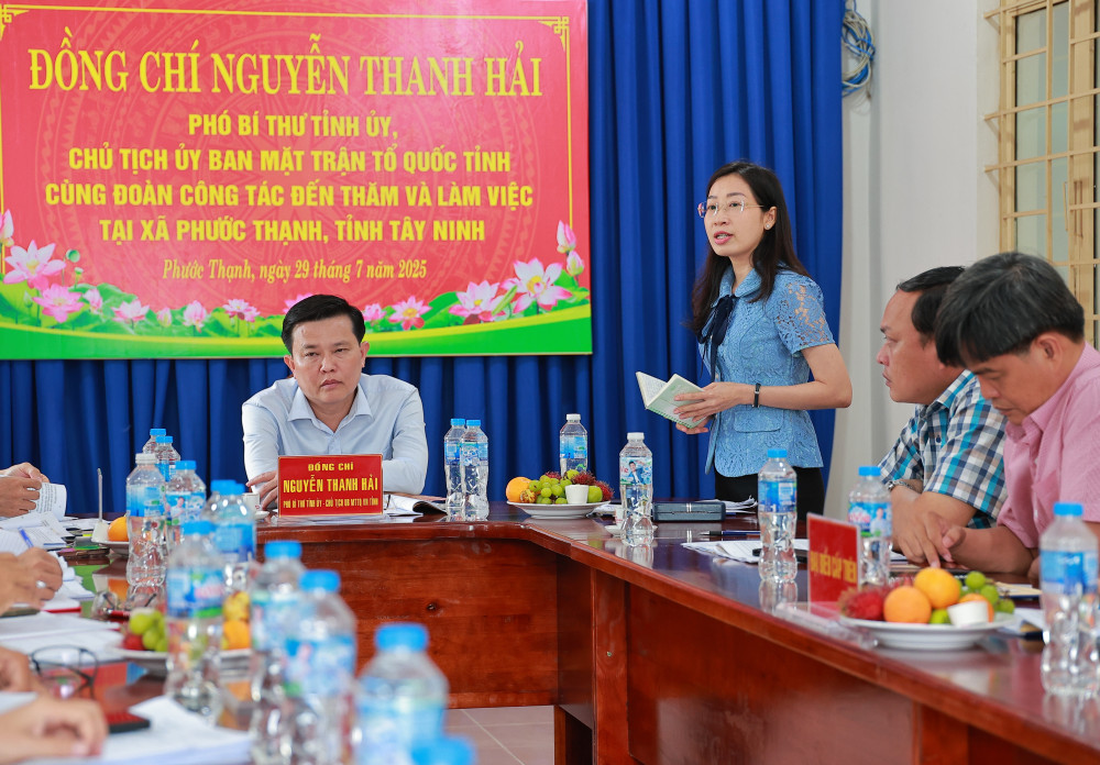 Phó Trưởng đoàn chuyên trách Đoàn đại biểu Quốc hội tỉnh Hoàng Thị Thanh Thuý phát biểu tại buổi làm việc