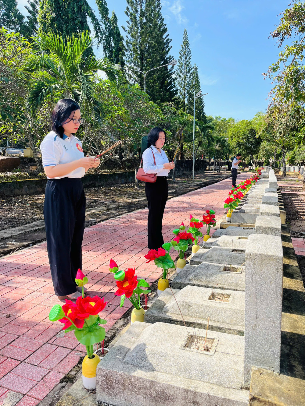 Ban Tuyên giáo và Dân vận Tỉnh ủy Tây Ninh viếng Nghĩa trang liệt sĩ Đồi 82