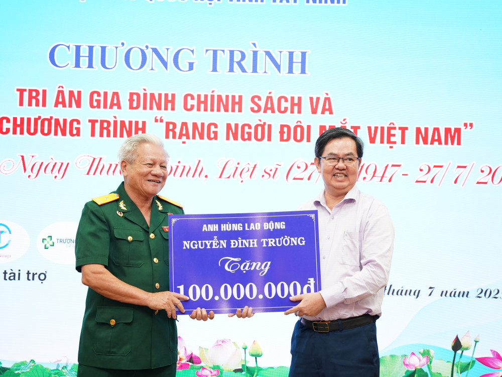 Anh hùng Lao động Nguyễn Đình Trường trao bảng tượng trưng hỗ trợ cho Bệnh viện Đa khoa Tây Ninh