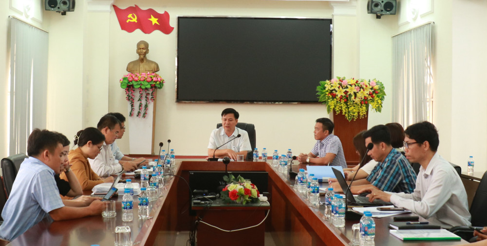 Phó Trưởng Ban Quản lý Khu kinh tế tỉnh Nguyễn Văn Thông chủ động làm với đại diện của 2 công ty để tháo gỡ các vướng mắc