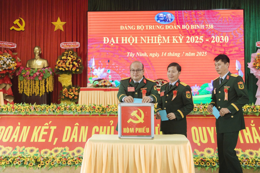 Đại biểu bỏ phiếu bầu Ban Chấp hành Đảng bộ Trung đoàn Bộ binh 738 nhiệm kỳ 2025-2030