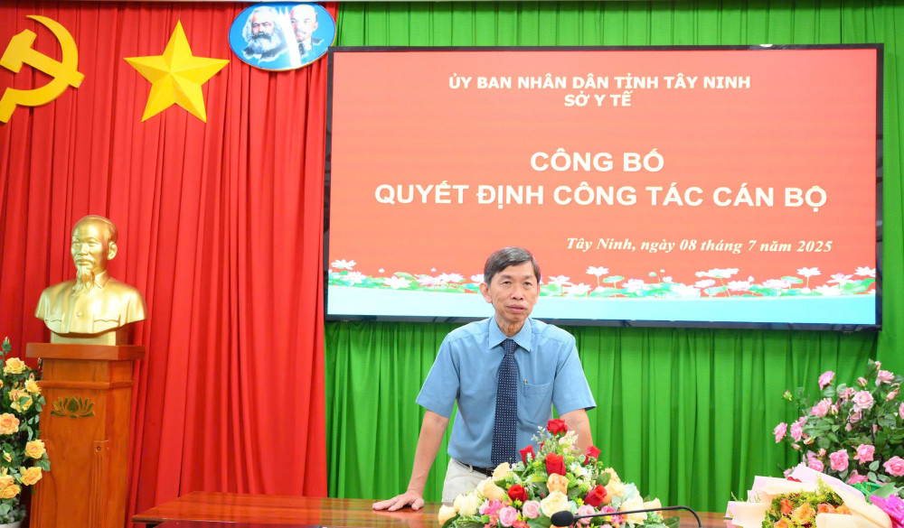 Giám đốc Sở Y tế - Đỗ Hồng Sơn chúc mừng các đồng chí được bổ nhiệm các chức danh lãnh đạo, quản lý ở các cơ quan, đơn vị sự nghiệp trực thuộc Sở Y tế