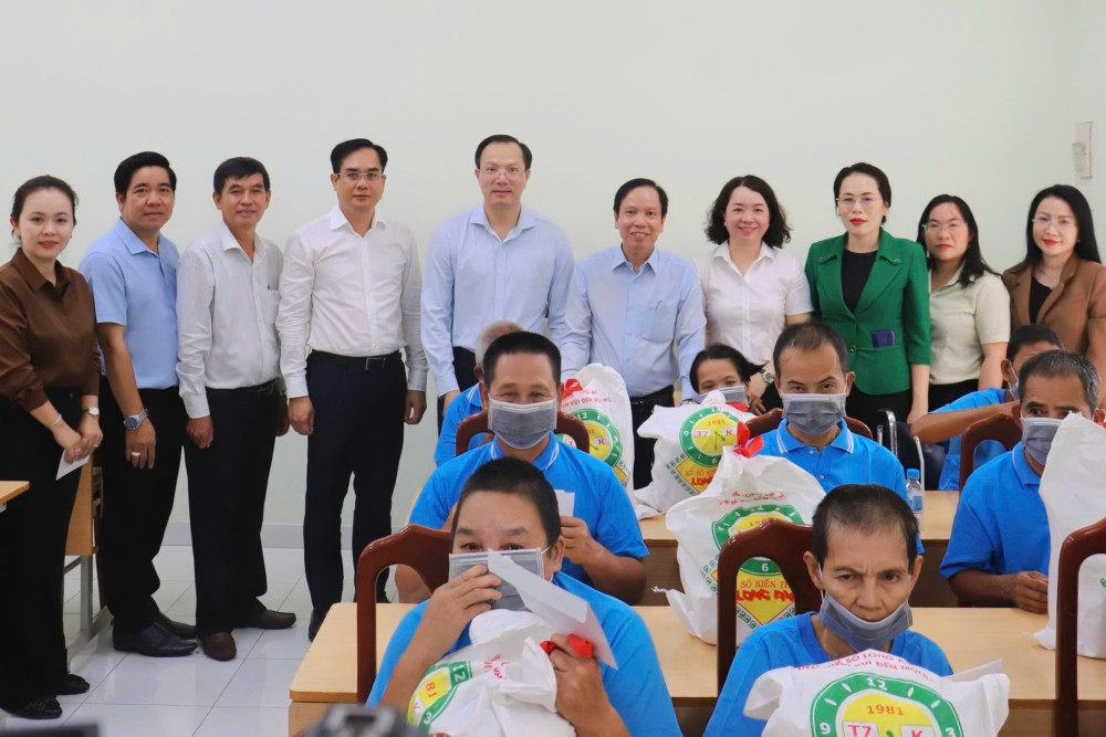 Ủy viên Ban Thường vụ Tỉnh ủy, Phó Chủ tịch UBND tỉnh Đoàn Trung Kiên thăm, tặng quà các đối tượng chính sách tại Trung tâm Công tác xã hội tỉnh