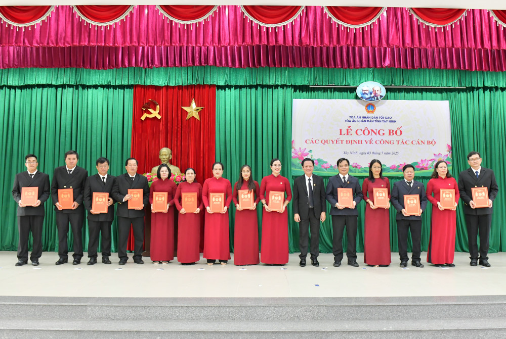 Chánh án Tòa án nhân dân tỉnh – Lê Quốc Dũng trao các quyết định bổ nhiệm các Phó Chánh tòa, Phó trưởng các phòng chuyên trách thuộc Tòa án nhân dân tỉnh
