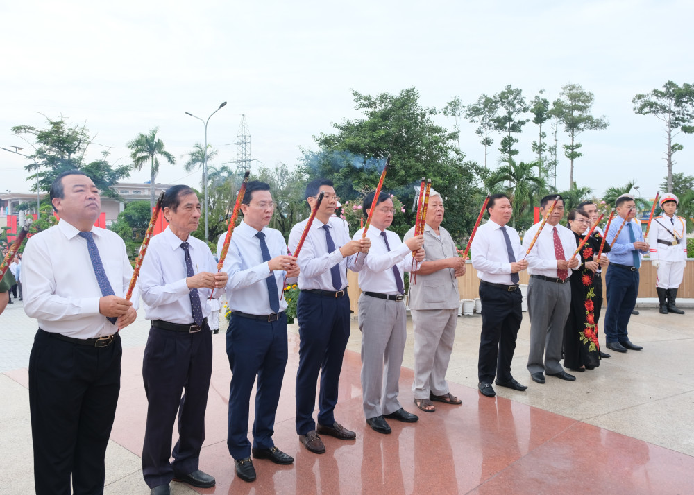 Đoàn đại biểu tỉnh Tây Ninh dâng hương tưởng niệm các anh hùng, liệt sĩ 