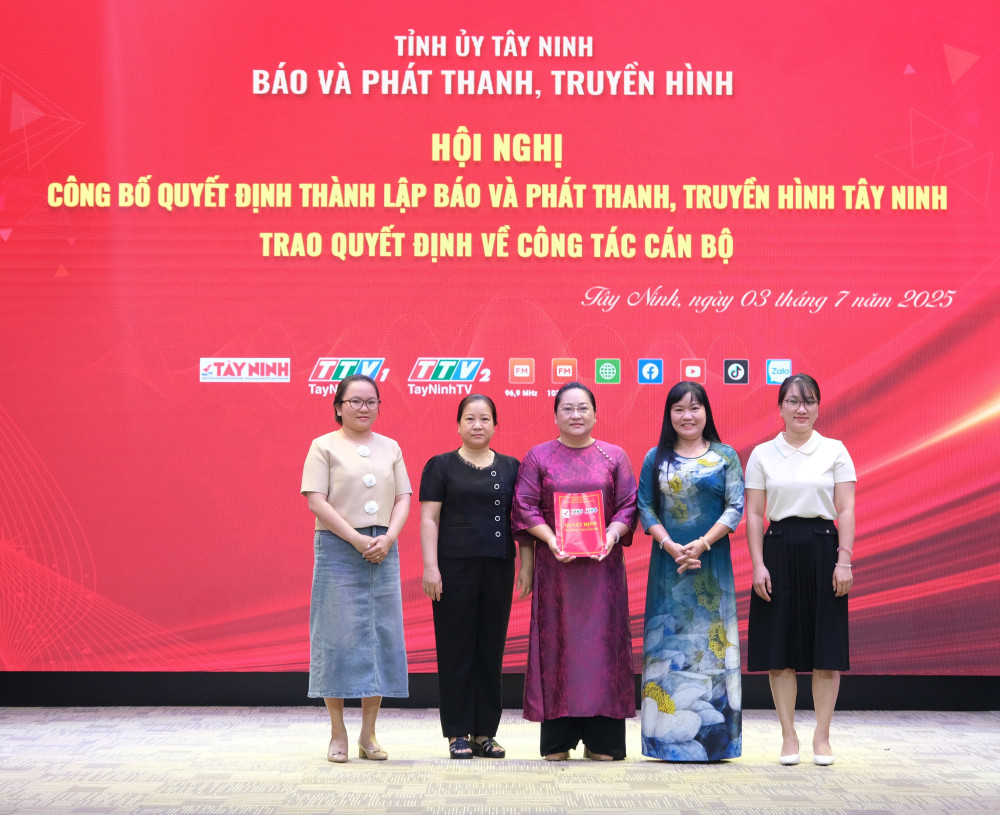Phó Tổng Biên tập Báo và Phát thanh, Truyền hình Tây Ninh - Nguyễn Thị Thùy Dung trao quyết định bổ nhiệm cho quản lý Phòng Dịch vụ Quảng cáo - Phát hành