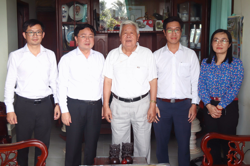Bí thư Tỉnh ủy Nguyễn Văn Quyết chụp ảnh lưu niệm cùng nguyên Bí thư Tỉnh uỷ Long An (cũ) Lê Thanh Tâm