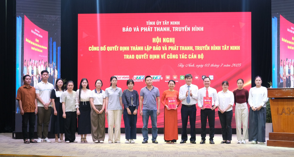 Phó Tổng Biên tập Báo và Phát thanh, Truyền hình Tây Ninh - Châu Hồng Khá trao quyết định bổ nhiệm cho quản lý Phòng Thời sự