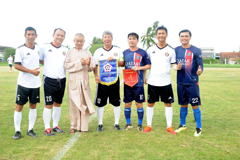 Ông Hồ Nguyễn – Đội Cựu cầu thủ TP.HCM (áo trắng) và Nguyễn Tài – Đội Kim Thành Tài FC (áo xanh) trao cờ lưu niệm