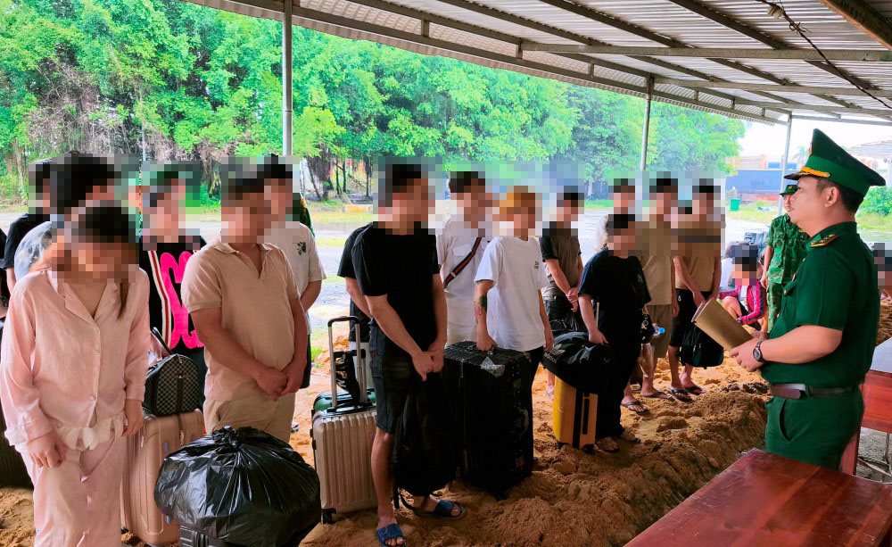 Công dân Việt Nam trở về được hướng dẫn vào khu vực làm thủ tục trước khi trở về địa phương