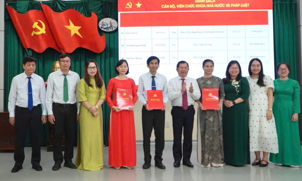 Hiệu trưởng Trường Chính trị tỉnh Tây Ninh trao quyết định bổ nhiệm lãnh đạo các phòng, khoa