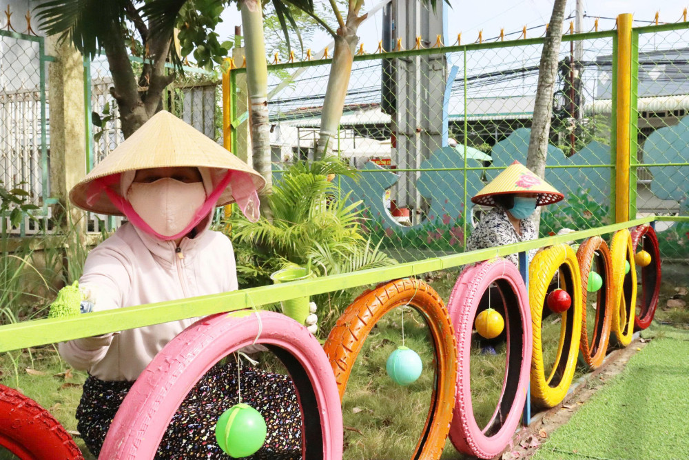 Các cô giáo vệ sinh đồ chơi của học sinh