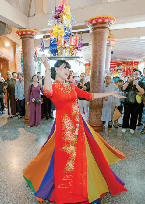 Nghệ nhân bóng rỗi biểu diễn múa mâm vàng trong dịp lễ Vía bà Linh sơn thánh mẫu núi Bà Đen (Ảnh: Dương Đức Kiên)