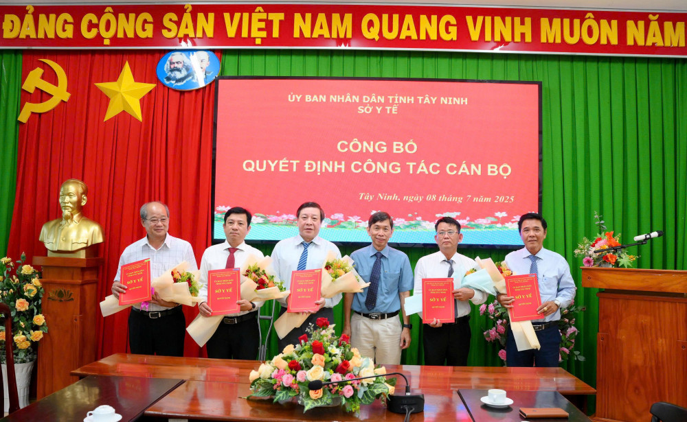 Giám đốc Sở Y tế - Đỗ Hồng Sơn trao các quyết định công tác cán bộ