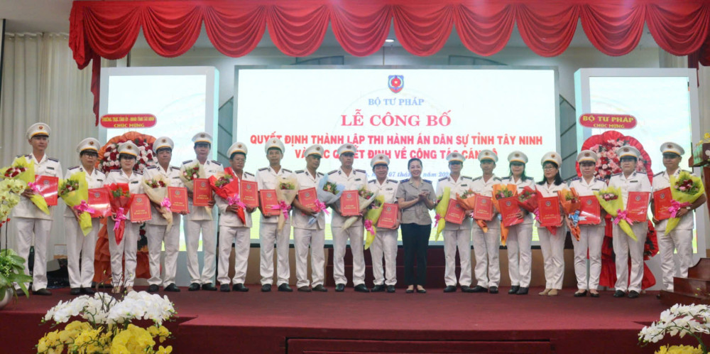 Lãnh đạo Cục Quản lý Thi hành án dân sự trao quyết định lãnh đạo các phòng chuyên môn và phòng Thi hành án dân sự khu vực