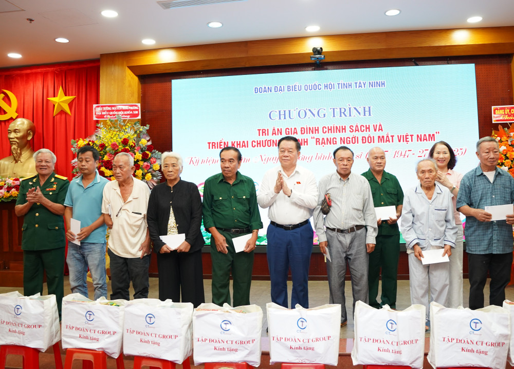 Trưởng ban Tuyên giáo và Dân vận Trung ương - Nguyễn Trọng Nghĩa và đại diện Tập đoàn CT Group tặng quà cho gia đình chính sách