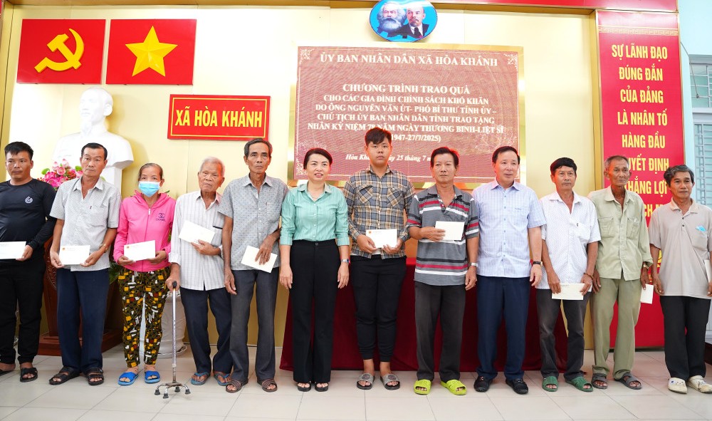 Phó Bí thư Tỉnh ủy, Chủ tịch UBND tỉnh Nguyễn Văn Út và lãnh đạo địa phương trao quà cho các gia đình chính sách 