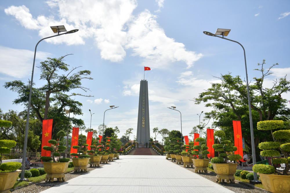 Hiện Nghĩa trang Liệt sĩ tỉnh là nơi an nghỉ của gần 4.000 liệt sĩ đã hy sinh trong các cuộc chiến tranh bảo vệ Tổ quốc và làm nghĩa vụ quốc tế. Mỗi dịp tháng 7 về, Nghĩa trang Liệt sĩ tỉnh đón nhiều Đoàn đại biểu Dân – Quân – Chính – Đảng và thân nhân các gia đình liệt sĩ đến viếng