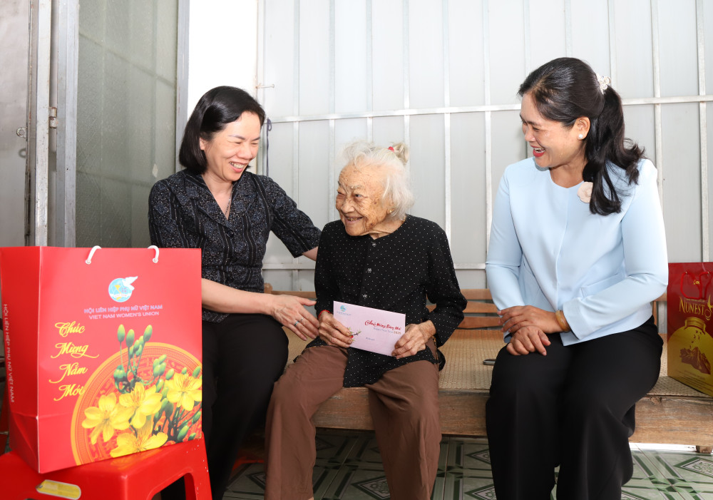 Phó Chủ tịch Hội Liên hiệp Phụ nữ Việt Nam Nguyễn Thị Minh Hương (bìa trái) thăm và tặng quà Bà mẹ Việt Nam Anh hùng Phạm Thị Năm