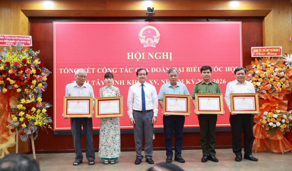 Phó Chủ tịch UBND tỉnh Tây Ninh - Nguyễn Hồng Thanh tặng Bằng khen cho các tập thể