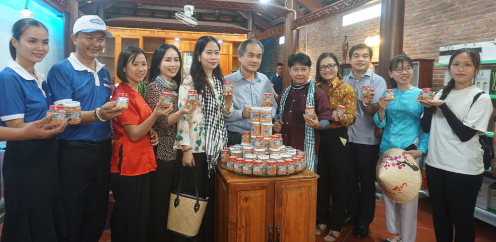 Khách tham quan cửa hàng bán sản phẩm địa phương tại phường Trảng Bàng