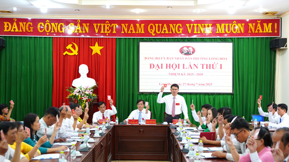 Biểu quyết thông qua Nghị quyết Đại hội Đảng bộ UBND phường Long Hoa lần thứ I, nhiệm kỳ 2025 - 2030