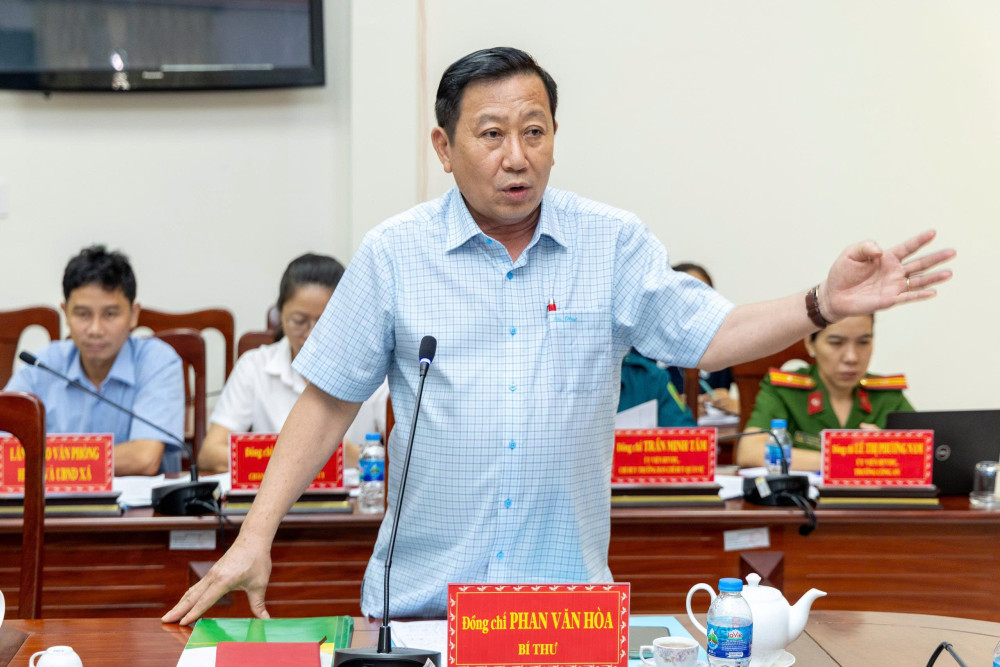 Bí thư Đảng ủy, Chủ tịch HĐND xã Bến Cầu Phan Văn Hòa phát biểu tại buổi làm việc