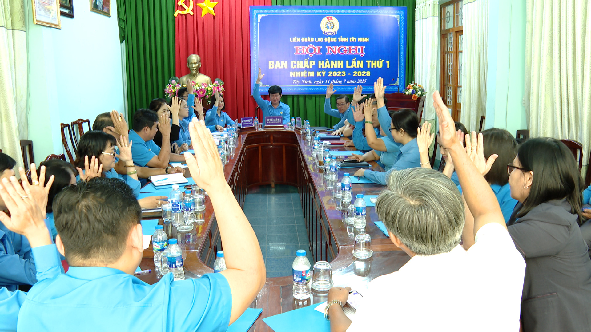 Các đại biểu biểu quyết thông qua Đề án thành lập Công đoàn xã, phường