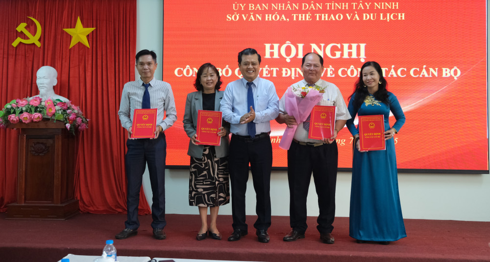 Phó Giám đốc Sở Văn hoá, Thể thao và Du lịch - Nguyễn Thành Thanh trao quyết định bổ nhiệm lãnh đạo Trung tâm Văn hóa Nghệ thuật tỉnh