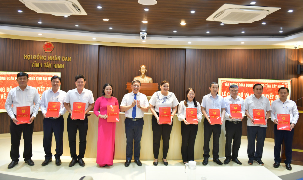 Văn phòng Đoàn đại biểu Quốc hội và HĐND tỉnh trao quyết định bổ nhiệm lãnh đạo các phòng chuyên môn