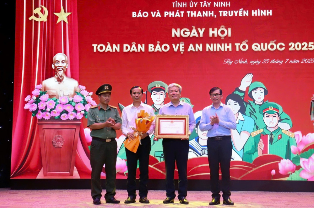 Trao Bằng khen của UBND tỉnh và Giấy khen của Công an tỉnh cho các tập thể và cá nhân có thành tích xuất sắc trong phong trào Toàn dân bảo vệ an ninh Tổ quốc