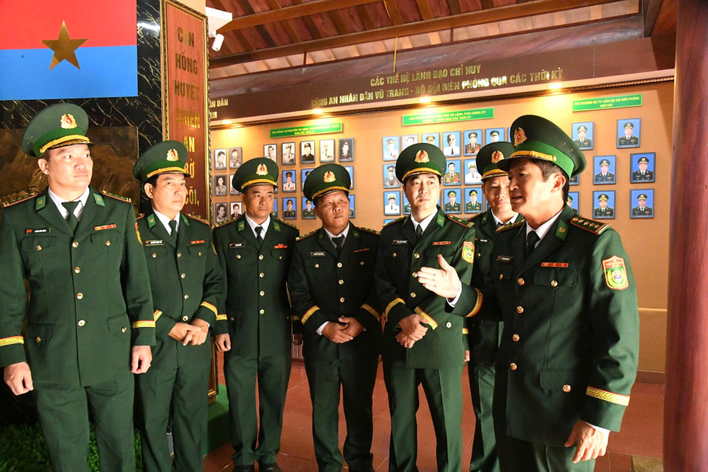 Đại tá Đàm Quang Ngoạt - Chỉ huy trưởng Bộ đội Biên phòng Tây Ninh ôn lại truyền thống hào hùng của lực lượng An ninh vũ trang tại Nhà truyền thống An ninh vũ trang miền Nam